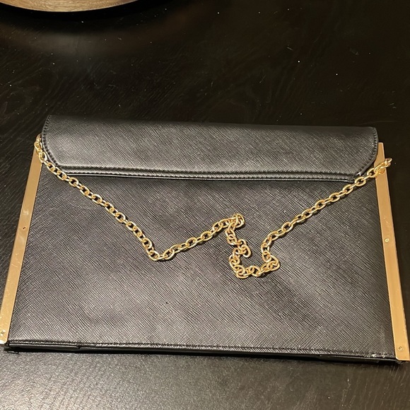 Black textured vinyl shoulder bag with gold hardware - Picture 5 of 10